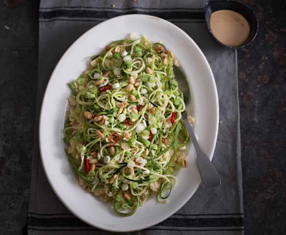 Cuscuz de couve-flor e curgete espiralizada com molho de amendoim