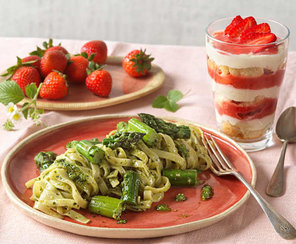 Menü: Tagliatelle mit Spargel und Basilikumpesto, Erdbeer-Tiramisu im Glas