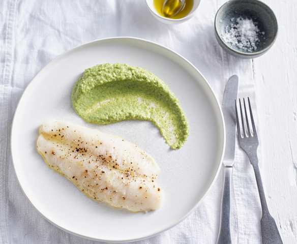 Filety z pstrąga gotowane na parze i purée z brokułów