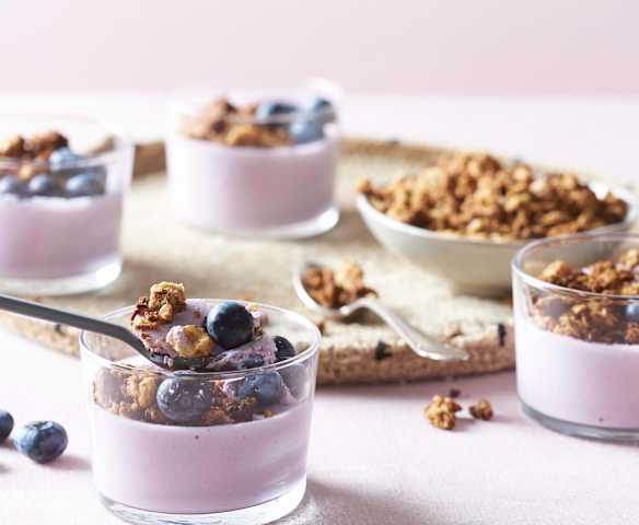 Postre de arándanos con granola Postre de arándanos con granola