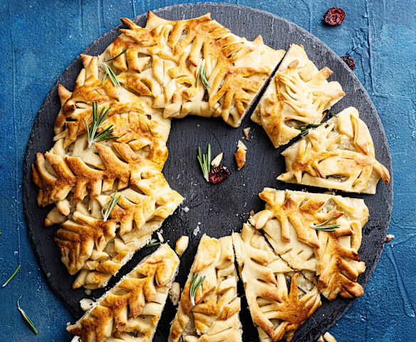 Wieniec z halloumi i rozmarynem Wieniec z halloumi i rozmarynem