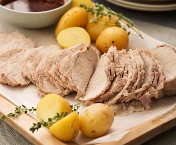 Lomo de cerdo a la sal con salsa de tomillo al pimentón