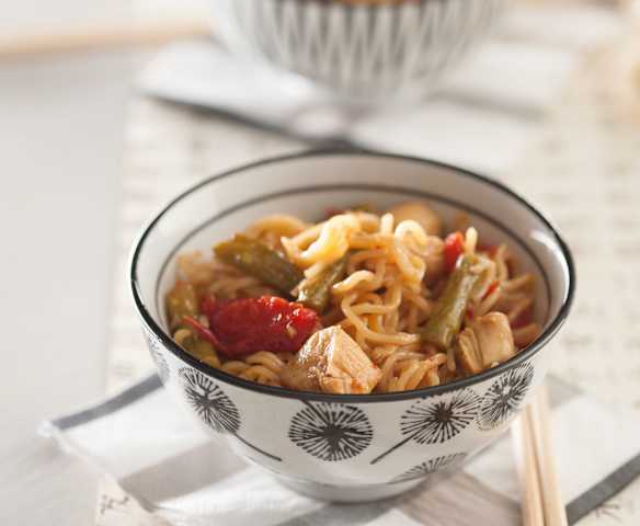Noodles con pollo, espárragos y pimiento