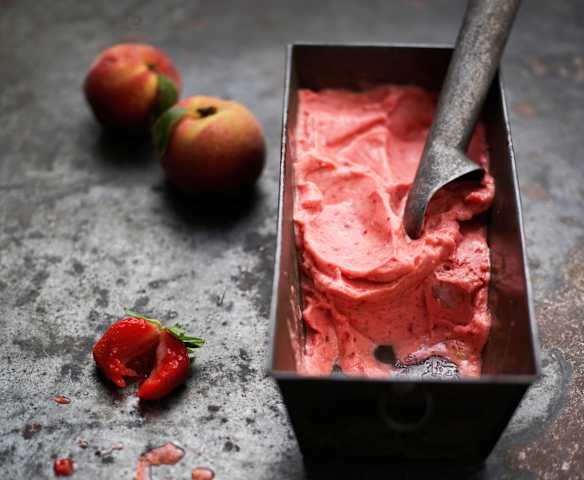 Gelado de pêssego e morango Gelado de pêssego e morango