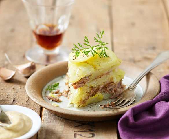 Charlotte de pomme de terre au confit de canard et sauce au foie gras