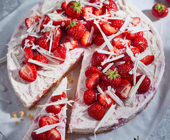Erdbeer-Knusper-Torte mit weißer Schokolade Erdbeer-Knusper-Torte mit weißer Schokolade