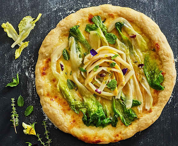 Pizza con crema di Parmigiano, asparagi e polvere di tuorlo (di Roberto Valbuzzi)