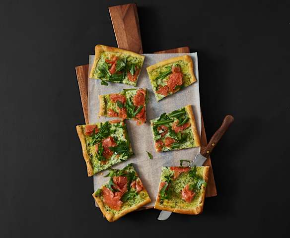 Räucherlachs-Frühlingszwiebel-Pizza