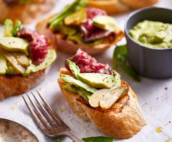 低温牛肉配牛油果芦笋和酸黄瓜