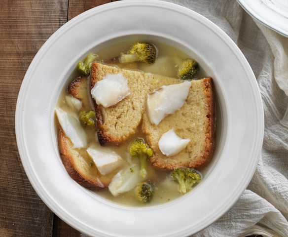 Caldo de bacalhau e brócolos