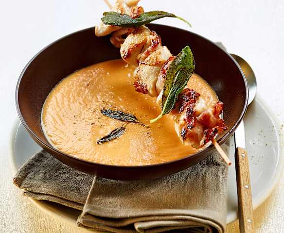 Süsskartoffelsuppe mit Pouletspiessli