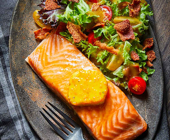 Salmón al horno con ensalda de tocino y vinagreta de balsámico