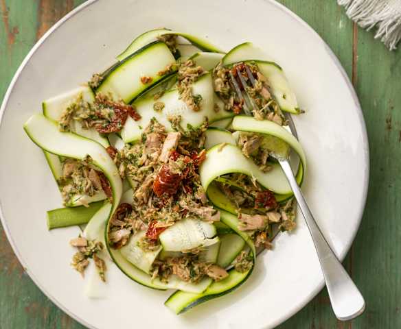 Makaron z cukinii z tuńczykiem i suszonymi pomidorami