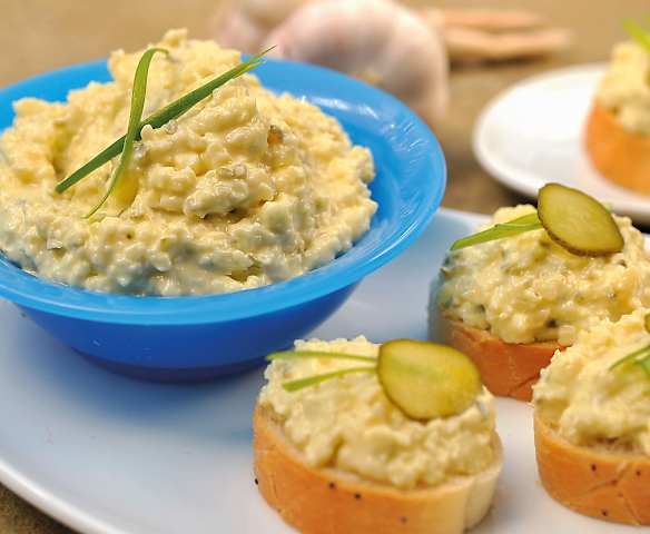 Česnekovo sýrová pomazánka