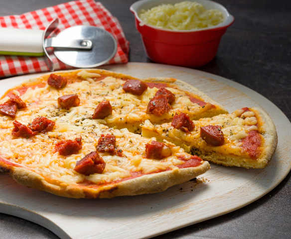 Pizza en sartén con chorizo