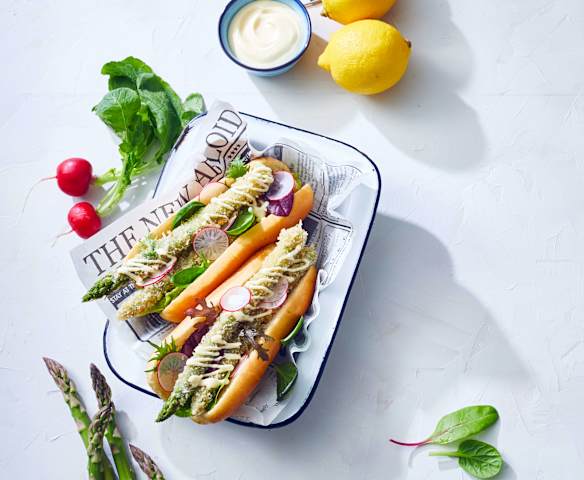 Wegetariańskie hot dogi ze szparagami