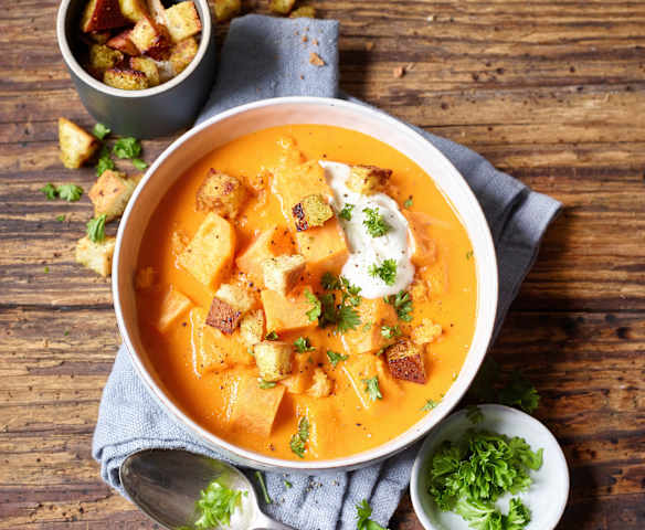 Süsskartoffel-Tomatensuppe mit Curry-Croûtons Süsskartoffel-Tomatensuppe mit Curry-Croûtons