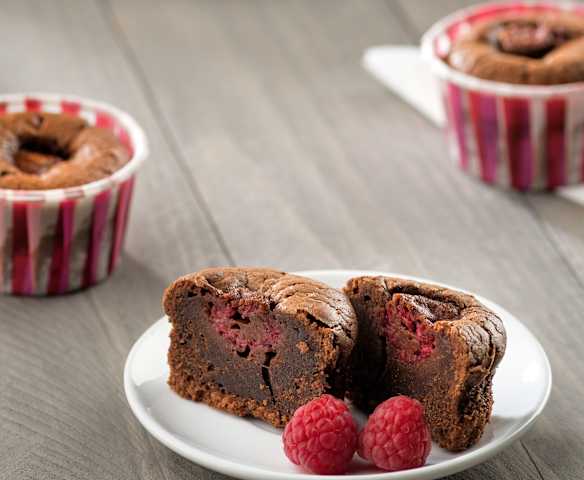 Muffins de chocolate con corazón de frambuesa