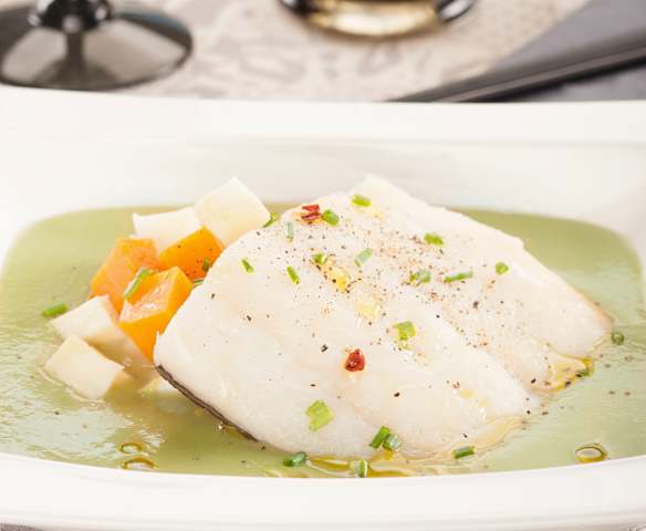 Bacalao al vapor sobre crema de guisantes y calabaza