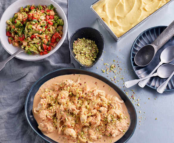 Menú: Ensalada de brócoli. Pollo con salsa de tomate y mascarpone. Sorbete de frutas