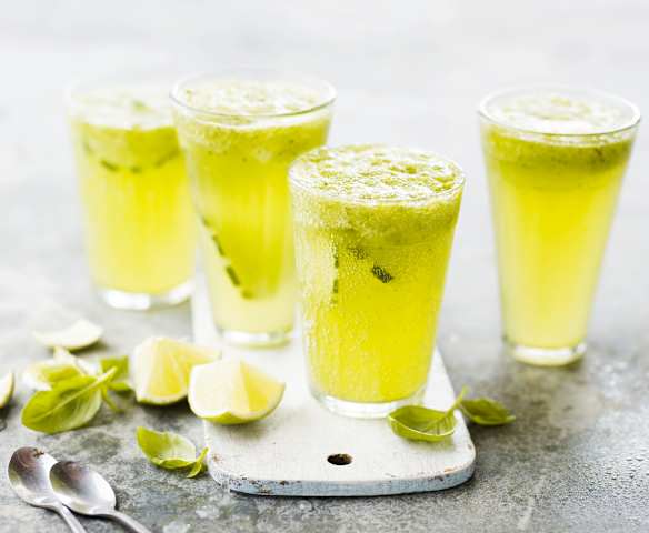 Boisson rafraîchissante concombre, basilic et citron vert