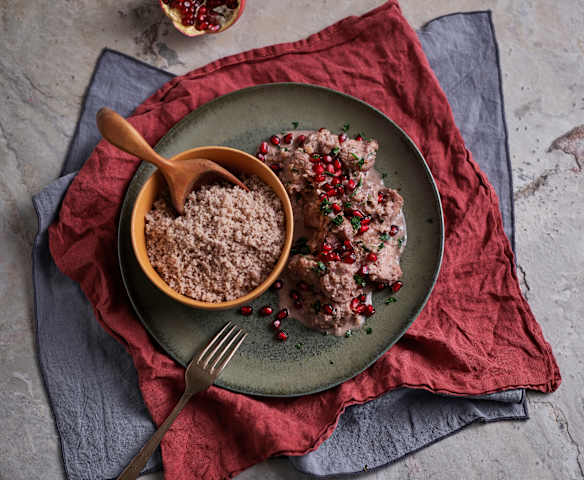 Coelho guisado com cuscuz de romã