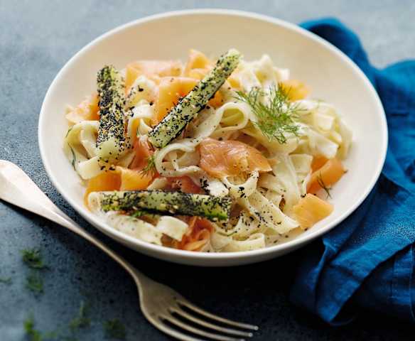 Tagliatelle à la crème de saumon fumé, concombre croquant aux graines