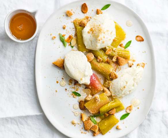 Compotée de rhubarbe et biscuits à l'amande