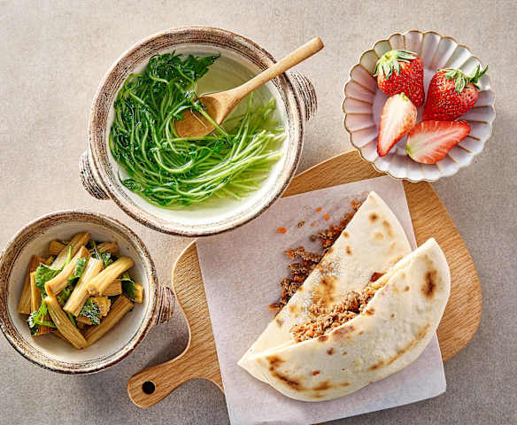 午餐（凉拌香菜腐竹、白饼夹肉、豌豆尖汤）