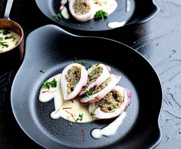 Gefüllter Tintenfisch sous-vide mit Parmesan-Safransauce