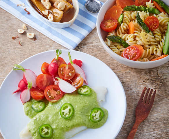 Pescado con salsa de aguacate, pasta primavera y plátanos con cajeta