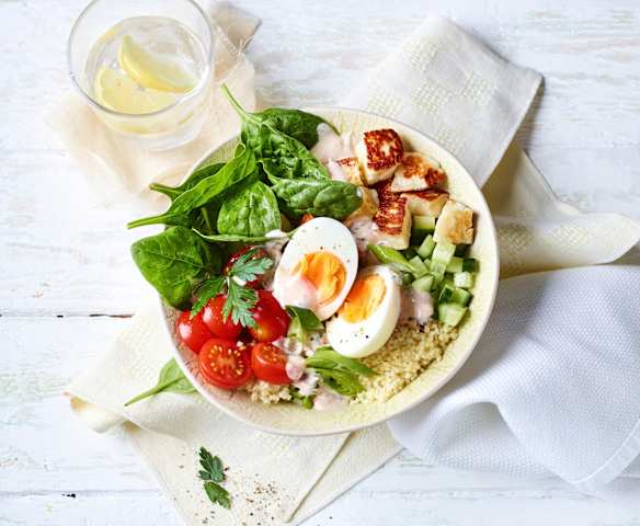Couscous-Bowl mit Spinat und Halloumi