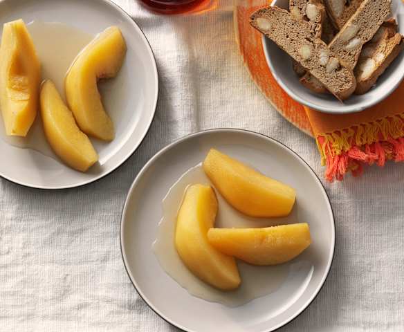 Membrillos al vapor con carquinyolis de harina de almendra