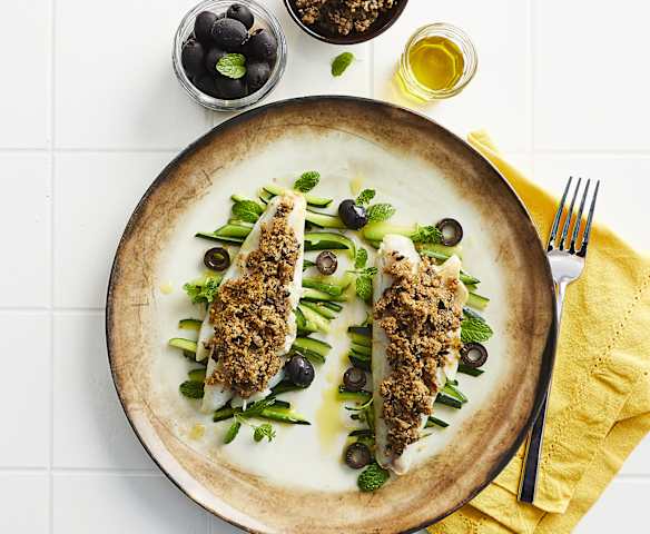 Filetti di orata con panure alle olive e zucchine
