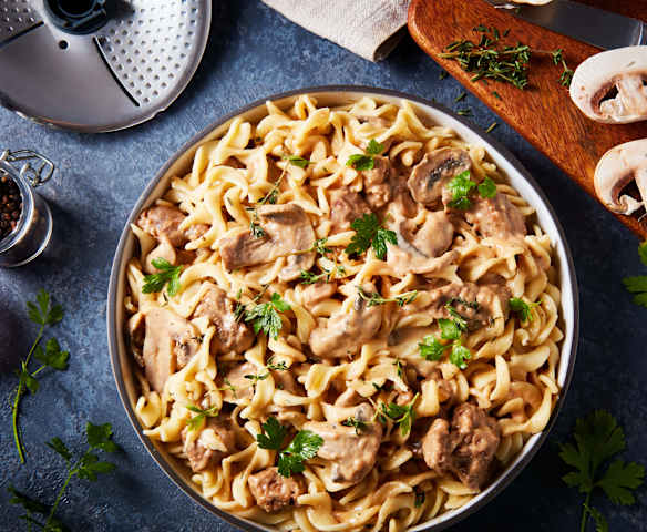 Σιγομαγειρεμένο βοδινό στρογκανόφ με παπαρδέλες