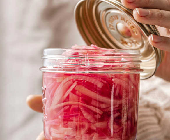 Pickles d'oignons jaunes et rouges