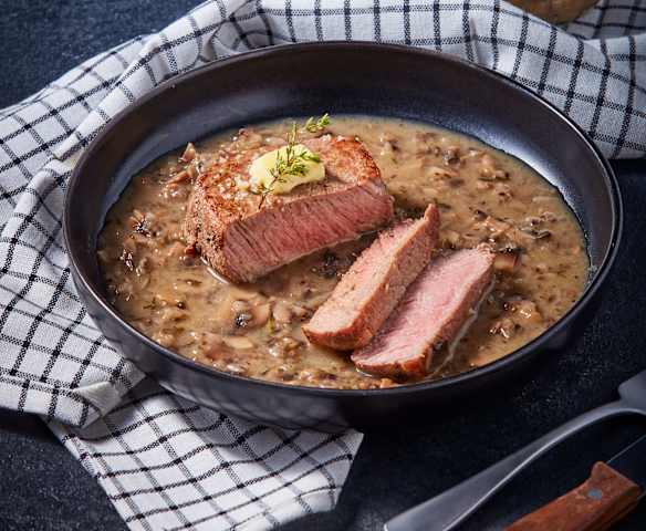 Filete en Sousvide con Gravy de champiñones y mantequilla de hierbas Filete en Sousvide con Gravy de champiñones y mantequilla de hierbas
