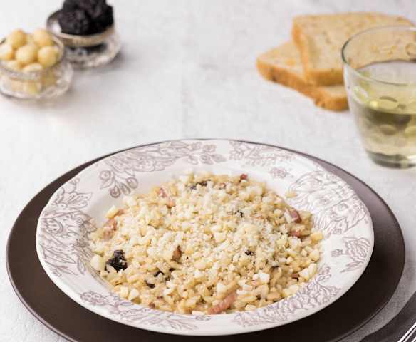 Risotto con speck, noci di macadamia e prugne secche