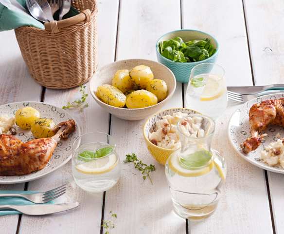 Kurczak z młodymi ziemniakami i surówką z selera