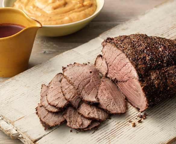 "Rosbife" de ganso de vitela com puré de batata, tomate-seco e molho de vinho tinto