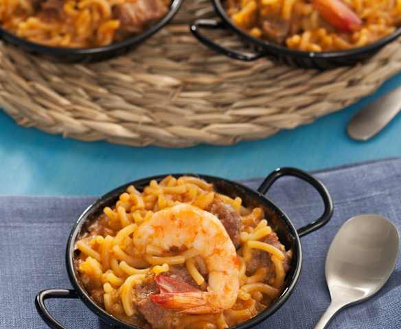 Fideuá de carrilleras y langostinos