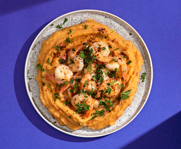 Kremowe purée z cheddarem i krewetki z chili