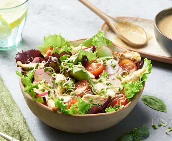 Ensalada con salsa de yogur y albahaca