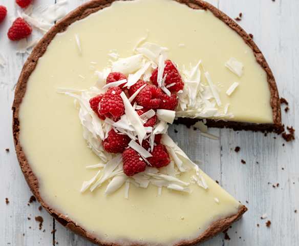 Almond Cake with White Chocolate Topping