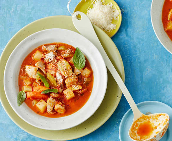 Pomidorowa zupa minestrone z kurczakiem