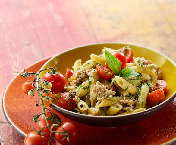 Pastasalade met tonijn en basilicumvinaigrette Pastasalade met tonijn en basilicumvinaigrette
