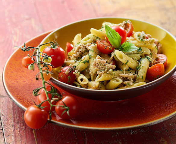 Insalata di pasta con tonno e pesto