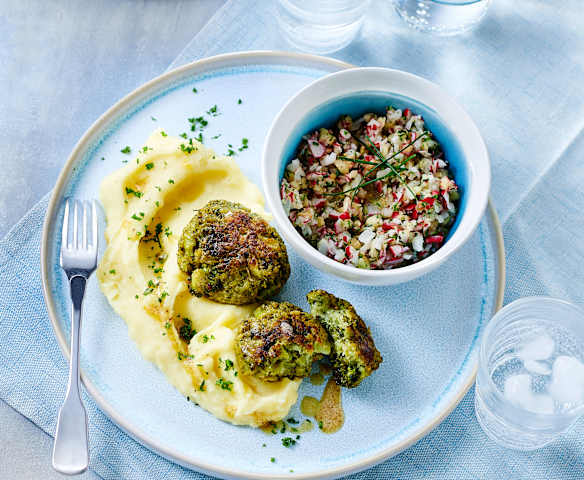 Brokkoli-Frikadellen mit Kartoffelpüree und Radieschen-Salat