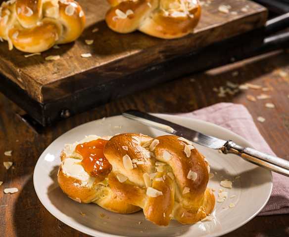 Bollitos trenzados con pasas y almendras