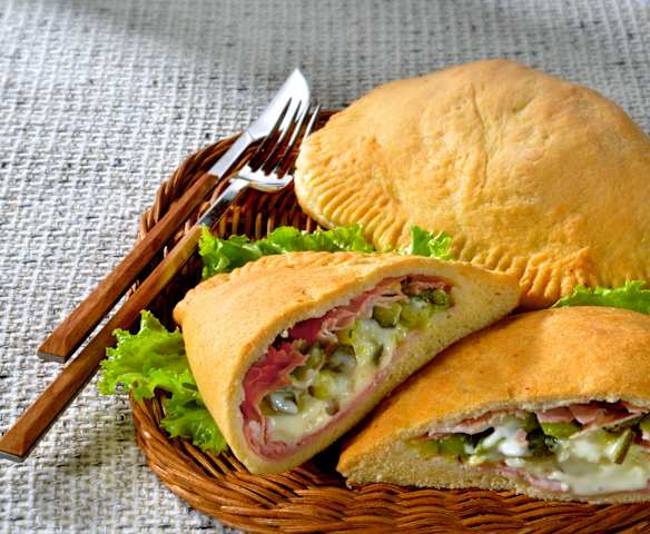 Calzoni ripieni con verdure e prosciutto